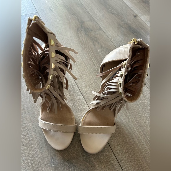 💰PRICE DROP ⬇️ 
STEVE MADDEN • Tan Fringed High Heel Sandal • 6.5M • - Picture 2 of 8